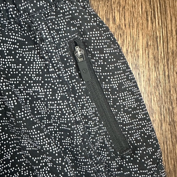 lululemon hotty hot shorts - Picture 2 of 4